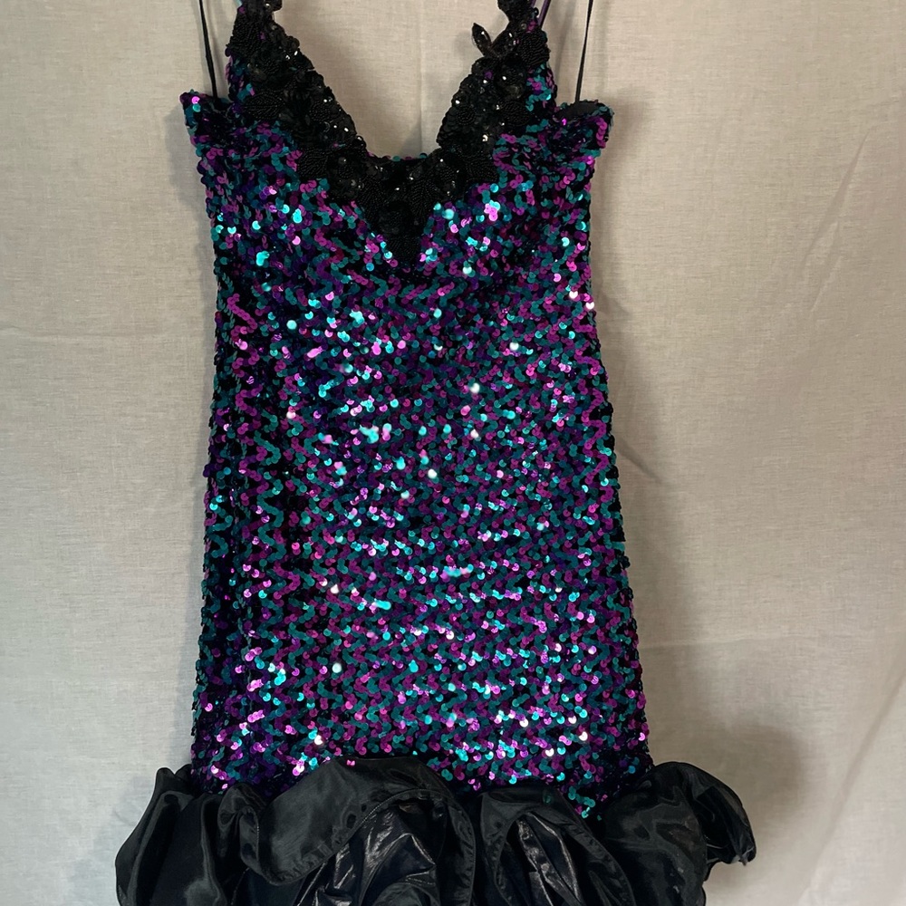 Retro mini sequined puff dress.